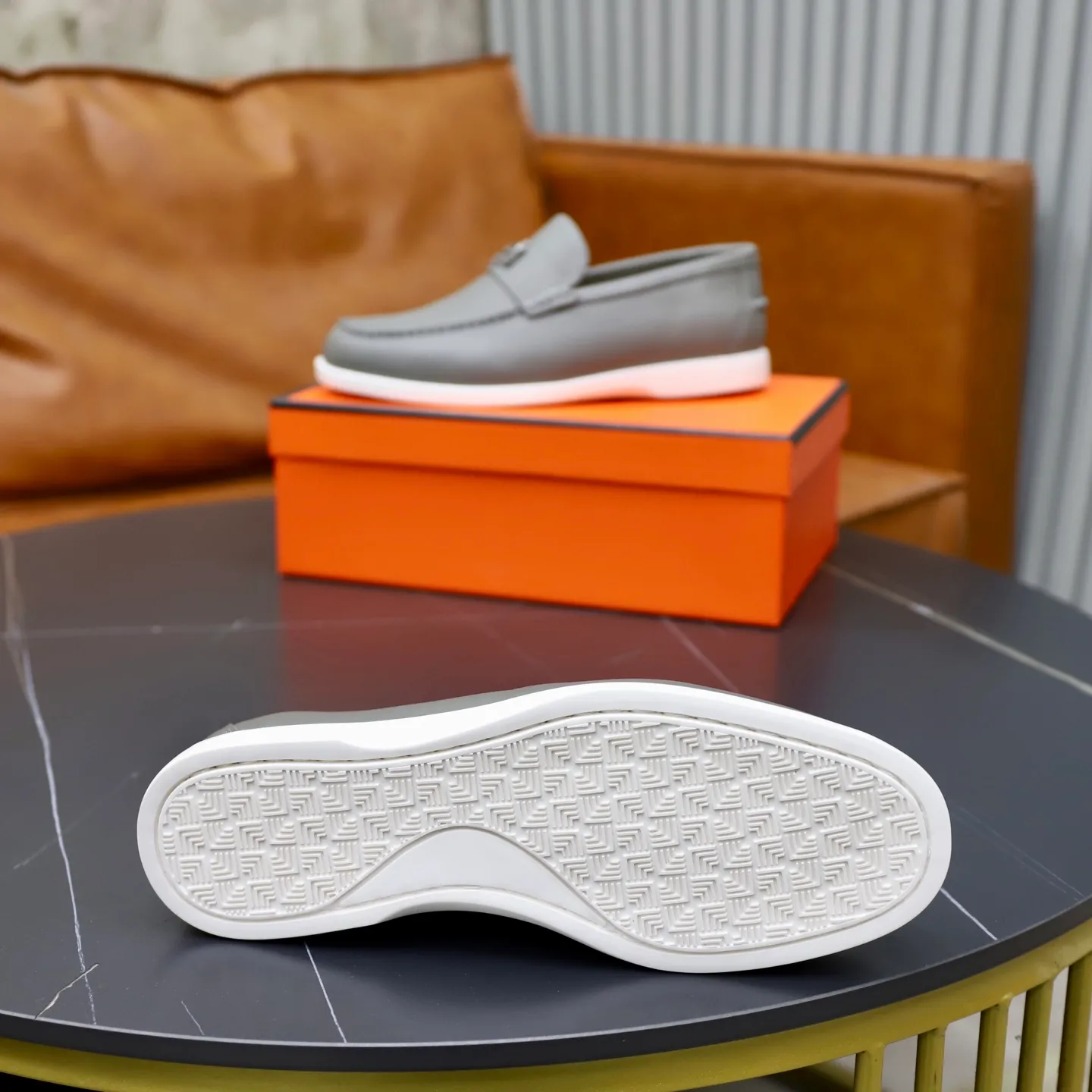 Ex-factory price: 560💰Hermès/Hermès slip-on men's shoes. This shoe is made of imported pebbled cowhide. It has simple and smooth lines and is combined with aerodynamically designed 3CM rubber foam ultra-light soles! Youthful and fashionable, classic H-shaped hardware buckle decoration, calf lining gently wraps the feet, with logo cowhide feet, casual and urban style, highlighting youthful vitality, sports and leisure version, super versatile, code number: 38-39-40-41-42-43-44 standard leather shoe size (45 can be customized but does not support returns)